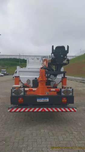 Mercedes-Benz Accelo 815 2020 com Plataforma e Retroescavadeira IMAP