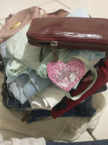 Lote de roupas e acessórios com 15 peças