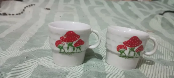 Xícara vintage retro de cogumelos ?