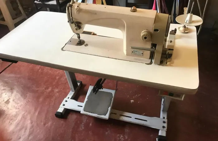 Máquina de costura reta (12x s/ juros no cartão de credito)