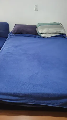 Cama casal com baú.