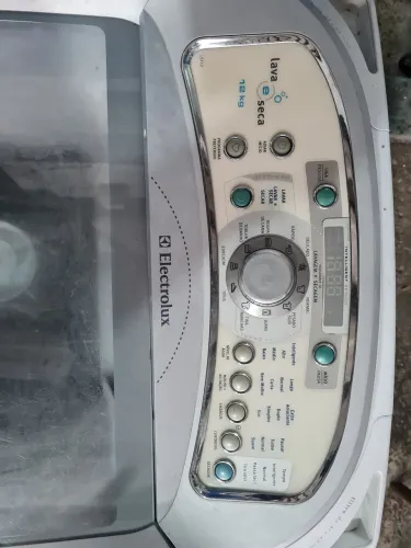 Máquina de lavar e secar roupas 