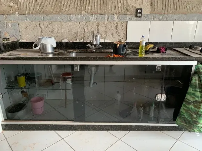 Pia de cozinha com vidro blindex