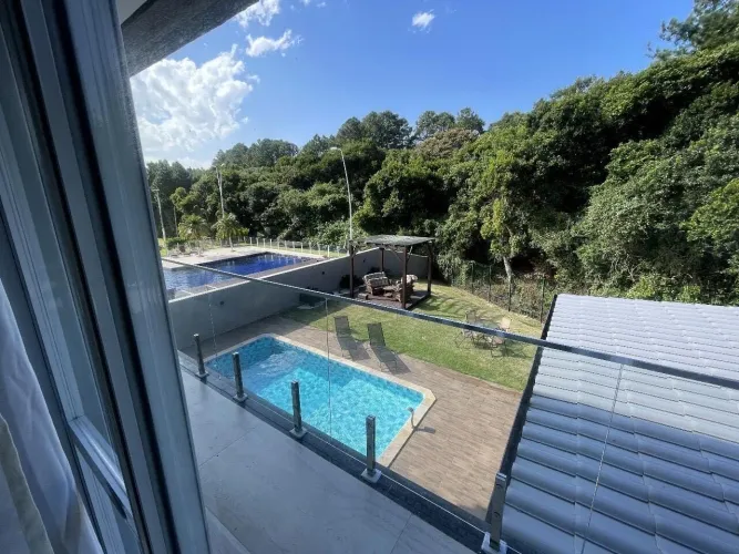 Locação anual - Casa alto padrão em condomínio fechado