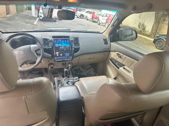 Multimídia tesla para Hilux e sw4 de 2005 até 2016 que tenha ar condicionado digital 