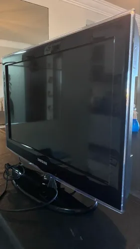 TV SAMSUNG 26 POLEGADAS (Com defeito - Não liga a tela porém aparece a luz da tv)