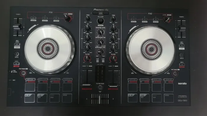 ? Pioneer DJ DDJ-SB2 + Case Vendo Pioneer DJ DDJ-SB2, usada