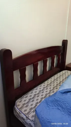 Cama de casal, madeira maciça 