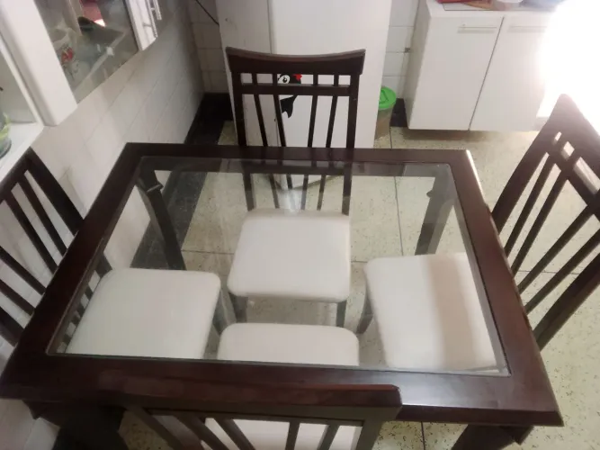 Mesa de madeira c tampão de vidro quadrada