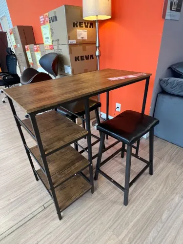 Mesa tipo balcão com duas banquetas