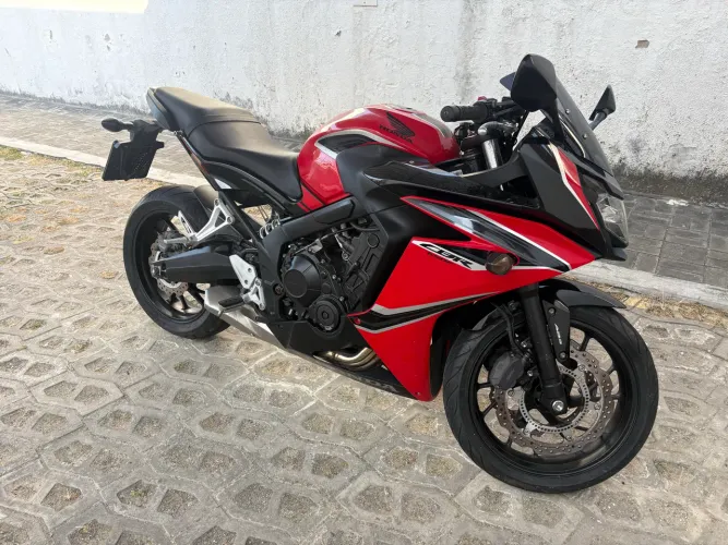 Moto CBR650F, moto muito nova pouco usada de garagem.. só 4.629km.