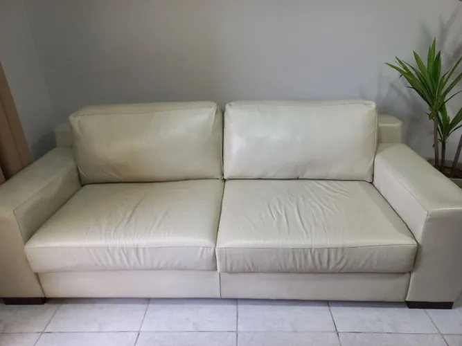 Sofá de couro sala bege claro