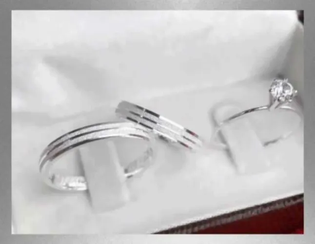 Par de Alianças Anatômicas Prata Frisos Jateados 4mm + Solitário. Namoro, Noivado - Promo!
