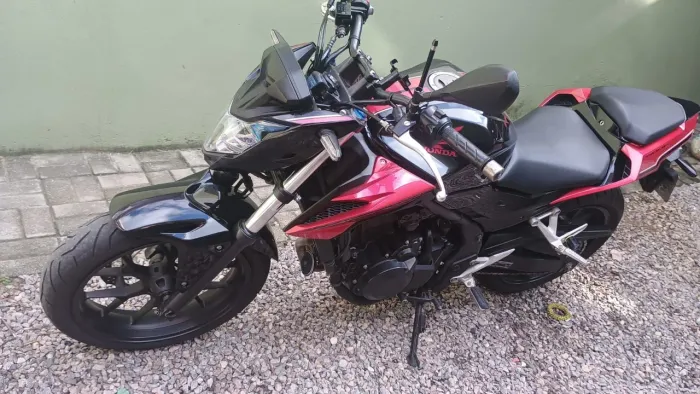 Moto super conservada sem detalhes