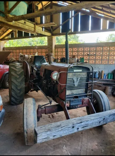 trator valmet 65 ID com um arado junto em bom estado!