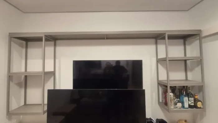 Estante aérea em metalon fendi, 2,70 m, moldura para TV, sob medida