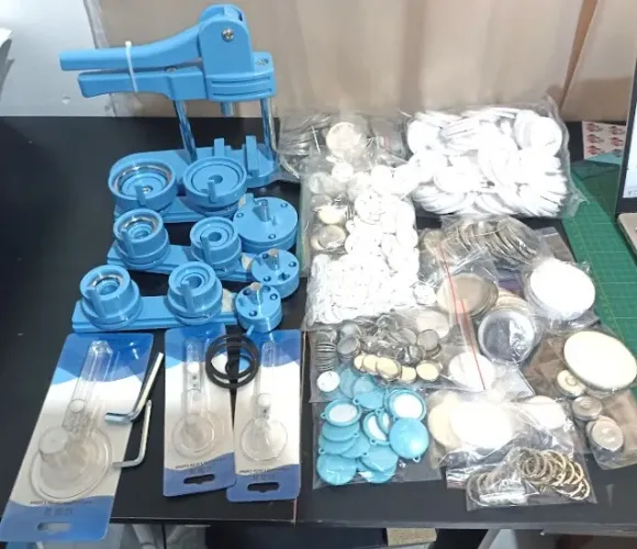 Máquina de fazer botões, moldes em 3 tamanhos: 25 mm, 32 mm e 58 mm