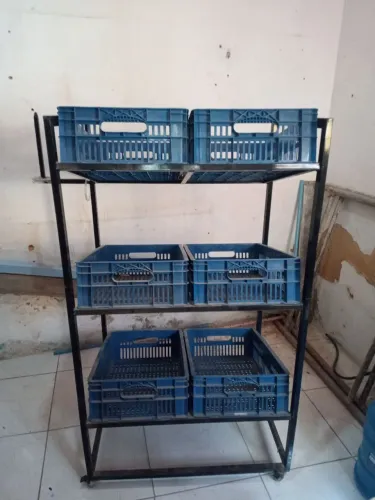 Fruteira de ferro com rodízios e 6 cestos, ideal para comércio.