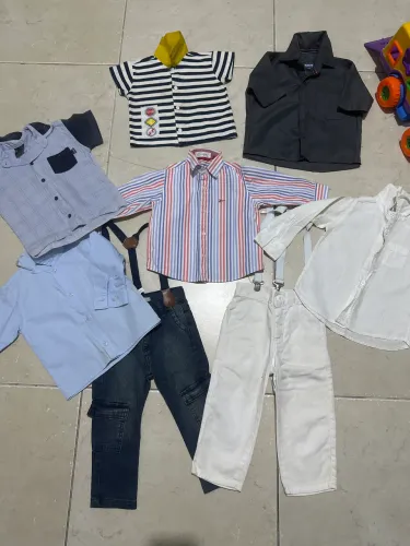Calça com suspensório e camisas sociais infantil