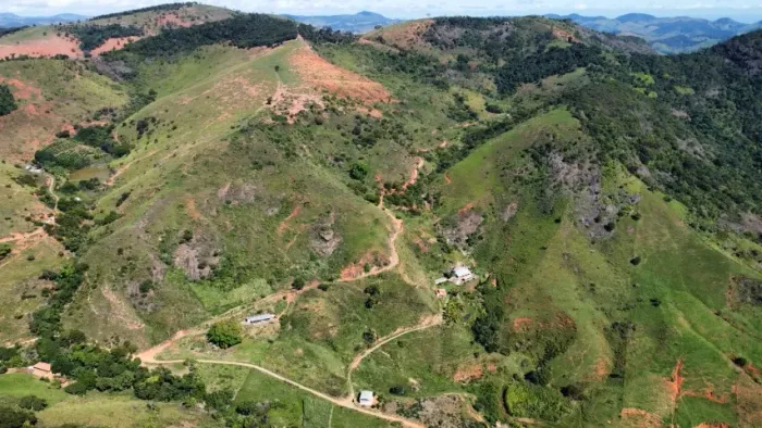 VENDE-SE PROPRIEDADE RURAL EM SÃO JOÃO DO ORIENTE/MG Área aproximada: 72 hectares