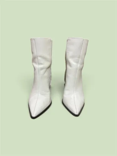 Bota branca couro cano curto salto alto fino
