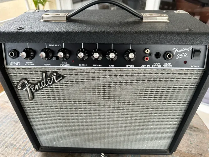 Amplificador eletrônico fender frontman 25R