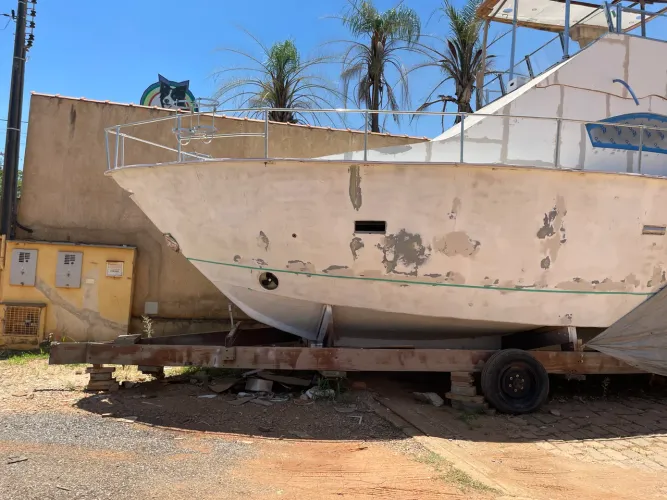 Lancha 40 pés em fase de término oportunidade