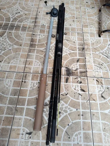 Vendo uma vara de pesca com 4,30 MT, um Molinete Paoli muito bom e um suporte de varas