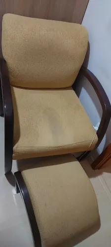 Vendo: Cadeira de leitura com apoio para os pés, com marcas de uso no estofado. R$ 350,00
