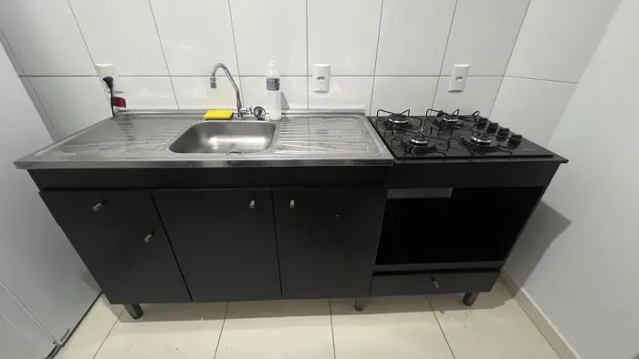 Guarda louça com cooktop e pia