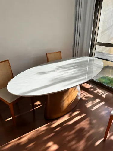 Mesa de jantar oval
