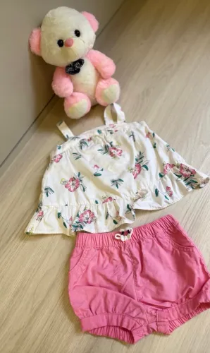Conjunto bebê menina carters, tamanho 6 meses, usado apenas uma vez . 