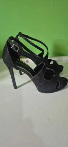 Sapato Fem Salto Alto Com Brilho Tamanho 34 Pequena Avaria Por Dentro Fora Perfeito R$25,