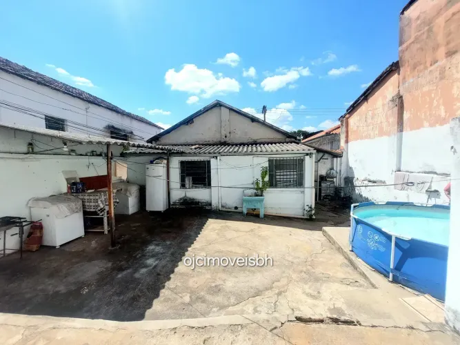 lote  semi plano , com 441,65 metros quadrados, e casa antiga construída ,  bairro Carlos 