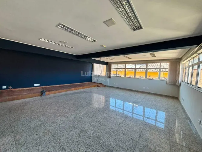 Prédio Comercial com 3 andares e 6 banheiros para alugar com 360m²