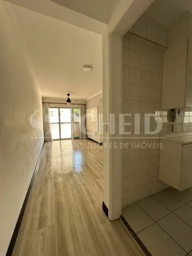 Apartamento no Jardim Aeroporto para locação, com 2 quartos, sacada e 1 vaga.