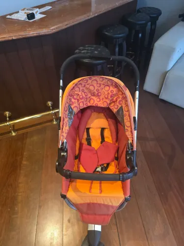 Carrinho de bebê Galzerano com bebê conforto removível