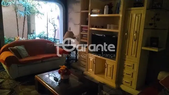 Casa para venda com 410m² e 3 vagas em Guarulhos