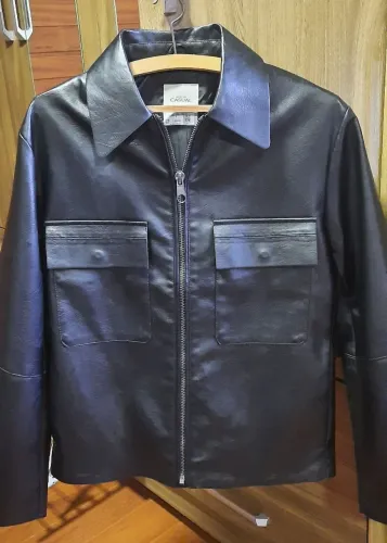 Jaqueta masculina de poliuretano com bolsos