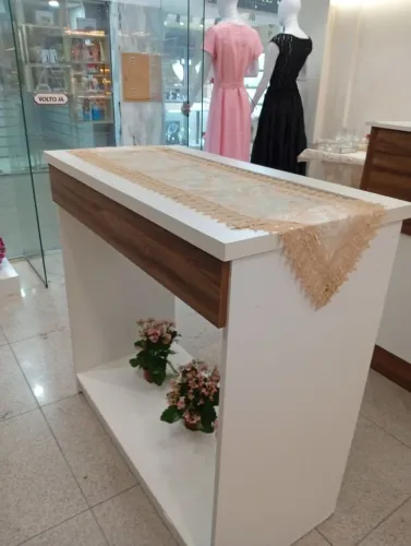 Balcão centro de loja com arara e gaveta de acessórios