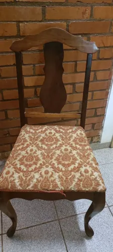 Cadeira antiga em bom estado