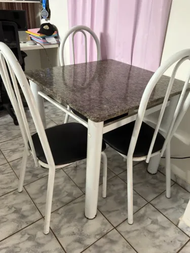 Mesa com 4 cadeiras