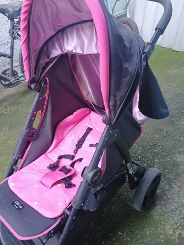 Carrinho de bebê rosa e preto 