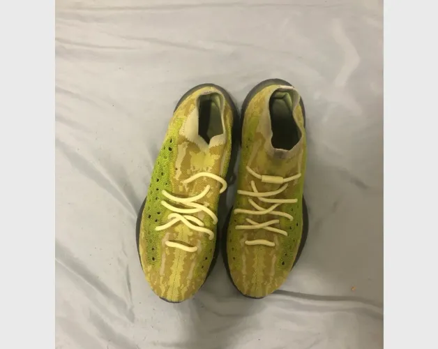 Tênis Yeezy Boost 380