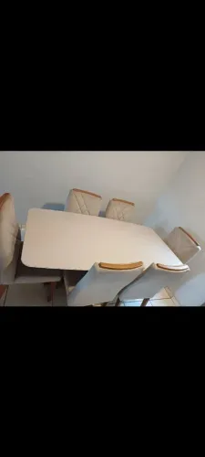 Vendo uma messa com 6 cadeira ? de vidro