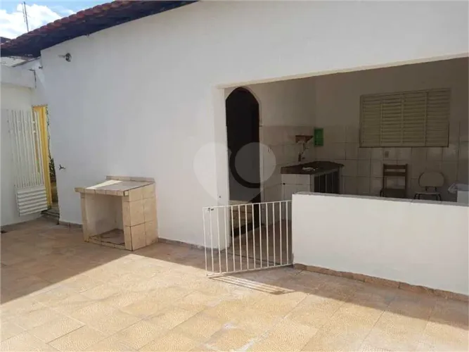 CASA COM EDICULA