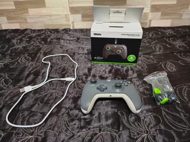 Controle 8bitdo Ultimate C, com analógico Hall Effect com led