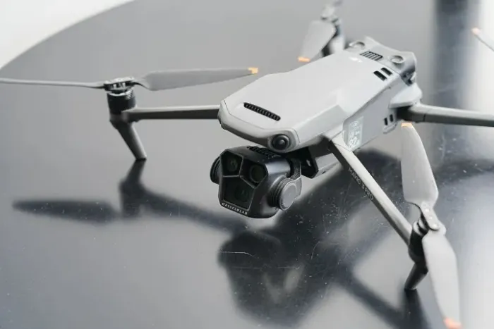 Drone DJI Mavic 3 Pro Fly More Combo 5.1K com 3 Baterias