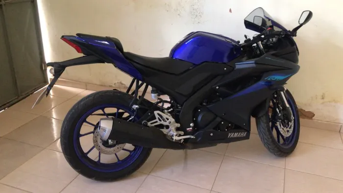Moto Yamaha R15 esportiva