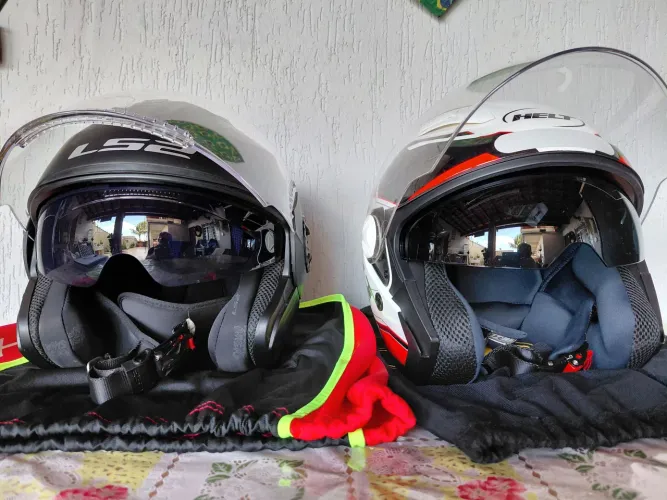 VENDO 2 CAPACETES ABERTOS. LS2 N60 E HELT 62. AMBOS USADOS 1 VEZ